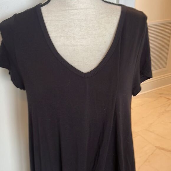 So soft asymmetrical high low top.  Cute lace trim. - Picture 3 of 8